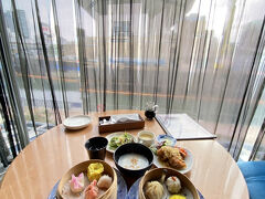 大きな窓の川向きの席だけどレースのカーテンは締切で。
向かいは今夜のコンサート会場の「なんばHatch」
護岸工事中なのか？下に見えるのは工事現場で、少しうるさかった。。。