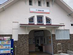 高師浜線は、単線で2両編成。途中の伽羅橋駅は片面ホームだった。
終点まで高架線が続き、わずか3分で到着。
これで、南海電鉄は完乗となり、近畿地方での未乗路線は、万博に合わせて開業した「大阪メトロ・中央線」のコスモスクエア～夢洲間のみとなった。