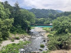 秋川渓谷が見えてきました。川遊びを楽しむ人たちも見えます。