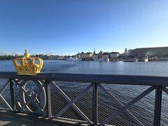 シェップスホルメン島にかかる橋。向こうはガムラスタン。
ミーハーだけどここの写真は撮っておきたくて、夕飯のあと歩いてきました。
同じようにカメラを構える観光客がいっぱい。