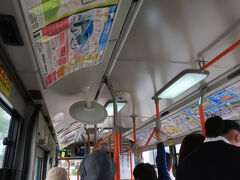 今日は赤城にツツジ鑑賞＆山歩きに出かけます。

　始発電車を乗り継いで、7：07にJR前橋駅に到着。7：32発のあかぎ広場行きの関越バスに乗車しました。平日はめちゃくちゃバスの本数が少ない上に、たくさんの小学生が通学に利用しているようなので注意が必要です。バスに乗り切れない人もいました。
　関越バスの乗車には赤城山フリー乗車券(3600円)を利用しました。往復直通バスならば正規運賃の方が安いのですが、片道でも富士見温泉乗継便が入るとフリー乗車券の方がお得になります。微々たるものですが…。その他、わずかながら大沼のお店で使えるクーポンもついています。