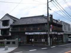 その向かいの建物もかなりいい感じです。中村屋商店という看板がかかっていますが、佐原商家町ホテル NIPPONIAという施設になっているようです。NIPPONIAは県指定文化財である「中村屋商店」にフロントとレストランを配し、周辺エリアに点在する明治から昭和初期に建てられた5軒の建物を宿泊棟に改修、佐原の商家町全体を一つのホテルと見立てた分散型ホテルを展開しているそうです。