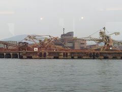 呉の港に入ったシースピカは、ゆっくりと航行します。
最初に目に入って来るのは呉製鉄所の跡地。まるで戦艦の残骸のよう。

70年の歴史を持つ、日本を代表する産業の旗手でもあったこの製鉄所も、鉄鋼業界の厳しい事業環境の変化についに負けてしまったという事なのでしょう。寂しい廃墟です…