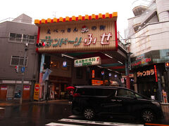 雨。。。結構降ってます。予想通りだったな

昨日でよかった。今日行く人は会場で合羽だもんね

そして旦那は傘持ってきてないという。。山登り用の

ポンチョで。ということで、、、。地下鉄の駅までは

ちょっと布施のアーケードを抜けていきます～