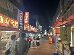 お腹減ってきたということでデジクッパ通りに。
店先で鍋を煮込んでるところもちらほら。