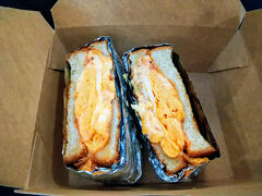 Sandwich Trung 100,000d

昨日、Nha Bep Hanoianから
持ち帰りした高級たまごサンド
有名店のパンを使用しているのだとか

一日経っているのにこの旨さ
絶品でした！！
