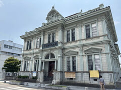 弘前城周辺にあるモダン洋風建築の1つ。
荘厳な佇まいが美しいですね。入館料を払うと建物の中を見学することができます。

旧弘前市立図書館、ねぶた展示がある弘前市立観光館、カトリック弘前教会など見どころが周辺にはたくさんです。