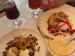 お昼を兼ねて、今年3月オープンしたグラングリーン大阪南館の2Fにある“GOKAN PARLOIR”で、キャラメルナッツと完熟バナナのフレンチトーストと季節限定苺づくしのフレンチトーストをいただきました♪

初日の”フルーツカフェMIZUNO”さん、“鉄板焼きお好み焼きOribe”さんといい、最終日の”NORTHSHORE北浜店”さん、“GOKAN PARLOIR”さん、”fiveran osaka coffee BASE”さん、どこも皆サイコーでした！
素敵なグルメ旅をどうも有難うございました♪