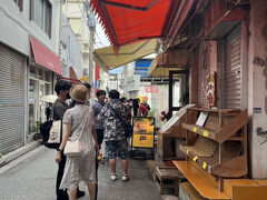 ポーたま到着

わかってはいたんだけど行列
10分くらい並んで、色々考えて買うのをやめることにした。
早めに空港へ行って買おう！