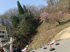 ゴンドラ乗り場まで歩きます！
チケット売り場で頂上は風が強く途中でリフトを止めるかもと言われ悩みました…(-_-;)
場所を移動するお客もいました・・・(;'∀')