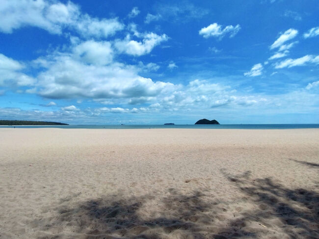 これがサミラービーチです。<br />８月ですが、南部の方は雨期ではなく、天気が良かったです。<br />人もほとんどいませんでした。