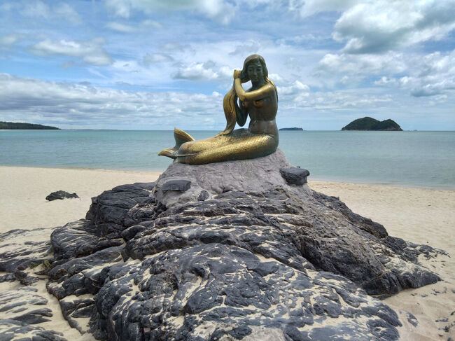 人魚の像ですね。<br />たくさんの人に触れられて金色がむき出しです。