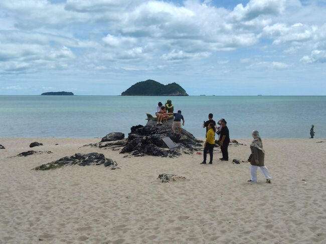 現地の人も像と一緒に写真撮影しています。