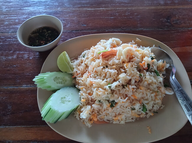 ビーチ沿いを歩いていると何軒もレストランがあったので、カオパットタレーを頼みました。海鮮チャーハンで、カニの身もたくさん入っていておいしかったです。<br />