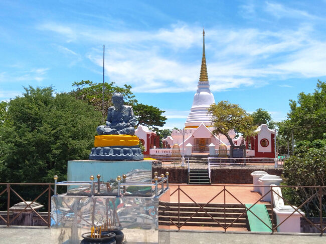 丘の上にはパゴダがあります。