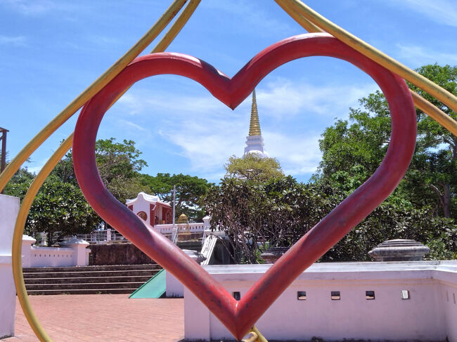 ハート形のモニュメントとパゴダの組み合わせ。