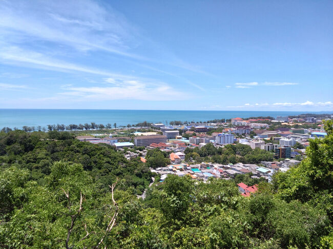 丘からはソンクラーの町が一望できます。