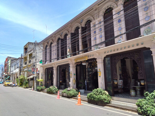 こういった古い建物もあります。<br />人はほとんど歩いていませんでした。