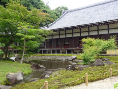 大方丈

鎌倉時代制定の御成敗式目を見ても、「喧嘩で相手を殺したら処罰する」とか「悪口を言い触らしたら処罰する」とか「暴力を振ったら処罰する」とか「他人の領地を勝手に奪うな」とか「喧嘩に加勢するな」とか...　要は、そういう道徳的なものを御家人が守っていなかったから法律にあったわけで、鎌倉武士の荒っぽさが分かる。口の悪い学者は「鎌倉幕府は政権と言うより広域暴力団だ」と言うが、まあ言えてる。
ただ、その鎌倉武士の蛮勇さが大いに発揮されたのが、文永弘安の役なのである。
