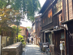 橋を渡って主計町茶屋街にやってきました。
雰囲気がガラっと変わります。

