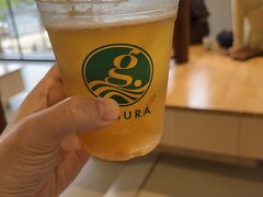 お昼後にぶらぶらして、レモンビールを飲む。宮島にはビールを提供するカフェが多い。宮島ビールもある。

このお店は、最初に飲み物を買って、飲み終わった空のプラカップを持っていけば800円以下のドリンクならどれでも200円でおかわりができる。
800円で一杯目、2杯飲むと一杯あたり500円、3杯で一杯あたり400円、4杯。。。と考えるも2杯で終わり。
だから、みんな空のプラカップ持ってまちぶらしてたのね。