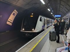 JALはTerminal3に着きます。入国審査、荷物の受け取りも無事終了し、ロンドンに向かいます。
ロンドンにはエリザベスラインに乗車して行く事にしました。空港内には至る所に案内表示があるので迷う事なく改札まで行けます。ただ、距離はありました。
ロンドン滞在中は地下鉄もバスもクレジットカードのタッチ決済で済ませました。本当に便利です。毎日かなり乗車したのですが上限があるので助かりました。
ちなみにエリザベスラインもヒースローエクスプレスも同じホームなので乗車時は気を付けて下さい。