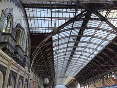 Paddington駅に到着しました。
ヒースローエクスプレスとエリザベスラインでは到着ホームと改札も違う所でした。乗車時は同じ改札とホームだったのでどの様に金額認識するんだろうと疑問でしたが、解決しました！
ここからHammersmith &cityラインに乗り換えです。

