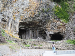 【玄武洞公園 玄武洞】色々な方向に節理が入る。