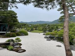 島根県部分一区間だけ高速料金を払い、一路足立美術館へ向かいます。