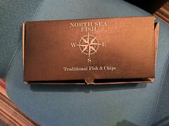 買い出しに出かけました。
とりあえずフィッシュ&チップス食べたいと、徒歩で行けるNORTH SEA FISHへ。とにかく大きいので2人で1個食べようと持ち帰りにしてホテルの部屋で頂きました。衣サクサクで美味しかったです。レストランの横にTOGO専用のカウンターがあるので、直ぐに購入出来ました。