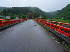 飯岡集落の先で、羽茂川を渡る。朱色の欄干の橋の先には、佐渡一宮である度津神社の鳥居が見えている。
