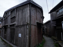 水路沿いに少し歩くと、また人だかりが出来ている。見れば、宿根木の顔とも言うべき三角家が立っていた。道の分かれる場所に立っているため、建物が船の舳先のようになっている。弘化3年(1846)の大洪水後に、羽茂大橋から移築されたそうだ。江戸時代の建物とは知らなかった。