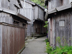 宿根木は、北前船の寄港地であった小木の入り江にある集落で、狭い土地に簡素な板壁の民家が、肩を寄せ合うように密集している。
