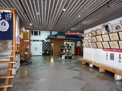 交差点を挟んで斜向かいに、『真野鶴』で知られる尾畑酒造がある。もちろん、立ち寄ることにする。創業は、明治25年と比較的新しい蔵である。とは言え、海外進出もしている蔵で、鼻息は荒い。