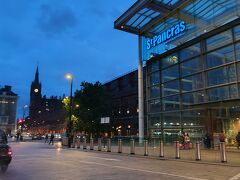 隣にはユーロスターの発着駅のStPancras駅があります。こちらの構内もフォートナム&メイソンなどがあり買い物には困りません。