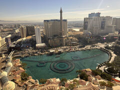 さて、チェックアウトの時間が近づいてきたので荷物をまとめて集合場所へ。

同行者の皆さんの話題は、昨夜ショーを観るはずだった私たちが送迎ミスにより会場ではないホテルに降ろされ、ショーを見逃したという話でした（苦笑）私たちはその件について誰にも何にも言っていないのですが、コンシェルジュさんの方から義両親に報告と謝罪があったようで、義両親経由で皆さんが知る事となったようです。

すると義父が突然「お前たちだけもう１泊してショーを観てから帰ればいい。」 と言い出しました。義母や他の同行者の皆さんも「そうしなさい。それがいい。それがいい。」と大合唱。（^-^;;）

私たちは一緒に帰ると告げたのですが、結局皆さんの圧に負け、急遽もう１泊することになってしまいました（笑）