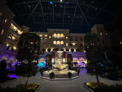 ショーの会場はMGMグランド。
リムジンは私たちを乗せたまま立派な扉の前に停まりました。
すると、まるで「開け～ゴマ！」と呪文でも唱えたかのように扉が開き、リムジンごと扉の中へ。
