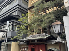 遅めのランチに以前から気になっていた権太呂さんへ
明治43年創建の老舗のそば料理屋さんです。