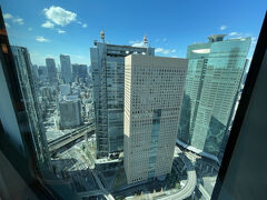東京・汐留『コンラッド東京』37F

【エグゼクティブラウンジ】（シティビュー側）からの眺望の写真。

『汐留タワー』の奥の高層ビルは、32階建ての『日本テレビタワー』で
日本テレビ本社ビルとしても知られています。

そのずーっと奥に虎ノ門エリアが見えます。
52階建ての超高層ビル『虎ノ門ヒルズ』の、1階と47～52階部分は
『アンダーズ東京』です。

奥にハイアット ホテルズ アンド リゾーツの『ホテル虎ノ門ヒルズ』が
オープンしました↓

<2023年12月6日開業のハイアット系『ホテル虎ノ門ヒルズ,
アンバウンド コレクション by Hyatt』宿泊記 ① 都内一の抜群の眺望！
東京タワーを望む「パノラマコーナースイートタワービュー」の
お部屋のアメニティ＆グローバリスト会員特典>

https://4travel.jp/travelogue/11879041

<ハイアット系『ホテル虎ノ門ヒルズ, アンバウンド コレクション
by Hyatt』宿泊記 ② 東京タワーを望む宿泊ゲスト専用
【The Lounge（ザ・ラウンジ）】内の休憩室＆シャワールーム、
フィットネスセンター【Gym（ジム）】、「虎ノ門スイート
（160㎡）」、【トウキョウ ノード カフェ】のテラス＆ディナー>

https://4travel.jp/travelogue/11889039

<ハイアット系『ホテル虎ノ門ヒルズ,アンバウンド コレクション
by Hyatt』宿泊記 ③ 朝食ブッフェでエッグベネやパンケーキ♪
ミシュラン星付きシェフのカフェ＆バー【ル・プリスティン カフェ
東京】東京タワービュー「タワービューキング」『アンダーズ 東京』>

https://4travel.jp/travelogue/11892387