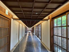 激しい雨だったので
旅館の正面玄関ではなくて「懐石料理　花壇」の正面玄関から
「大列柱廊」へと向かいました
