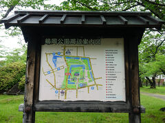 鶴岡公園
鶴ヶ岡城址公園とも言い、酒井氏が庄内藩14万石の藩主として約250年にわたって来居城とした鶴ヶ岡城の本丸と二の丸、それを守る堀と百間堀の約12.8haが公園として整備されました。
日清戦争の戦勝を記念して植樹された桜は今では720本をかぞえ、山形県随一の桜の名所となっています