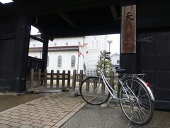 鶴岡カトリック教会天主堂
旧庄内藩家老末松家の屋敷跡に建てられたので、当時の武家門が残ってる和洋混在の景観です。今にして思えば、良くぞ残してくれた、と。

雨が降って来たので、チャリも雨宿りです
