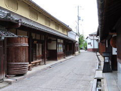高野街道を代表する景観の１つ。いかにも歴史ある建物は天野酒さんの直営である酒蔵ダイニングなんですね。