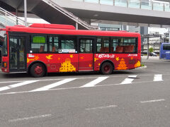 新幹線口のバス停。
この赤い謎のバスで、これから一回りです。