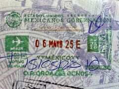 メキシコの入国スタンプ

幸いカンクン空港の T2 には自動化ゲートがなかった。明日は内陸に入る。自動化ゲート利用による弊害は避けたかった。

※メキシコ入国審査時の自動化ゲート利用についての注意喚起（2024年1月8日）
https://www.mx.emb-japan.go.jp/itpr_ja/11_000001_01259.html

※メキシコ入国審査時の自動化ゲート利用についての注意喚起（続報）（2024年1月29日）
https://www.mx.emb-japan.go.jp/itpr_ja/11_000001_01265.html