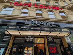 落ち着いて、お茶でも飲もう。
ということで、老舗カフェ、ルーブルへ。
ここは、アインシュタインやカフカも出入りしていた場所。
お店は2階なので、キャリーを持ちあげなければならないのは面倒だったが、頑張った。