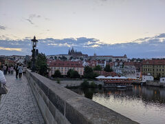 当初予定ではこのままゆっくりして夜を迎えるはずだったが、せっかくなので、もう少し出かけようかということに。

20時頃になって、カレル橋のライトアップを観に出かけた。
船からだと、1キロほどで着く。

でも、20時じゃまだまだ暗くない。
まだかまだかと思いながら、うろうろ（←不審者）