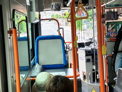江ノ電バスに乗車。鎌倉湖循環系統と言い、日中大体15分間隔、1時間に4本から6本は走ってるが、バス以外に交通機関のないエリアで、終日乗車率は高い。
この路線に乗るのも、何回目かなあ？　今年の春に昨年の夏、その前も乗ったよね。
