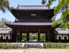 建仁寺（三門・望闕楼）
　祇園花見小路の先にある京都最古の禅寺です。
　1202年に開基・源頼家、開山・栄西禅師で創建された
　臨済宗建仁寺派の大本山です。

三門
　江戸時代の建築物で1923年に静岡県浜松市の安寧寺から移築された
　ものとのことです。