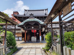 禅居庵（摩利支天堂）
　建仁寺の塔頭寺院の１つです。
　境内には、摩利支天像が猪に乗っていることに由来して
　狛猪を始めとして数多くの猪の像や彫刻があります。
